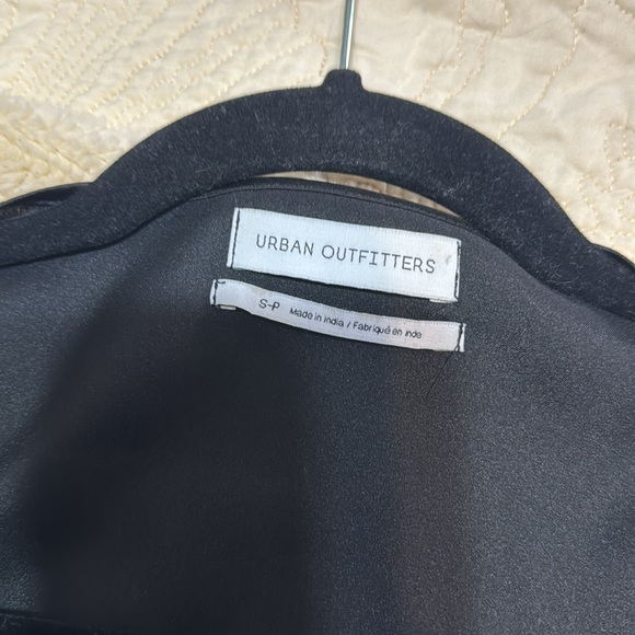 Urban Outfitters front tie crop top - Picture 4 of 11